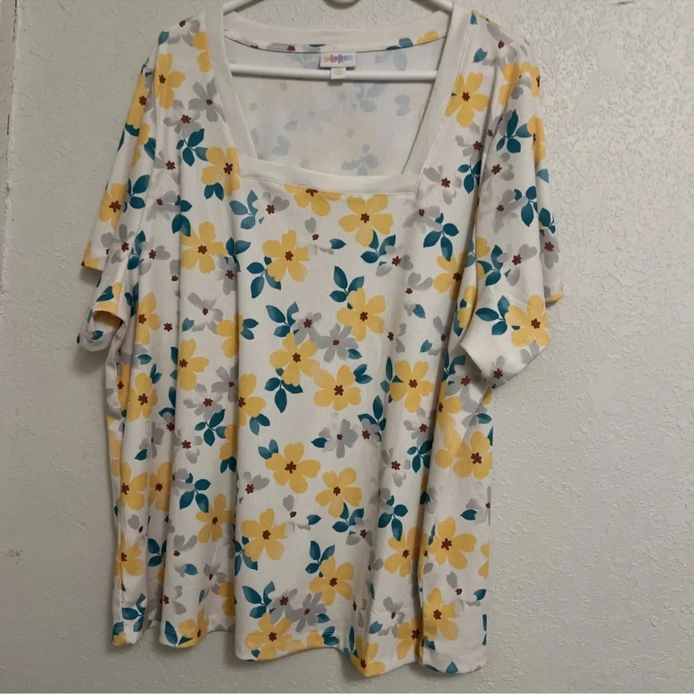 Plus size Floral Print Women's Top - Picture 1 of 4